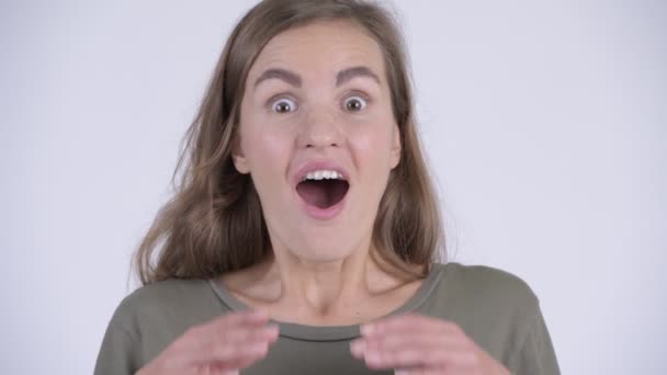 Boldog fiatal gyönyörű nő keres meglepett arcát — Stock videók
