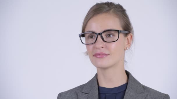 Twarz młody szczęśliwy bizneswoman z okularów myślenia — Wideo stockowe