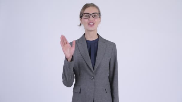 Joven mujer de negocios feliz sonriendo y saludando de la mano — Vídeos de Stock