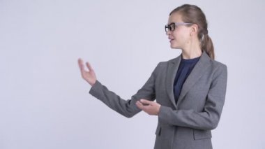 Bir şey gösteren gözlük ile genç mutlu işkadını