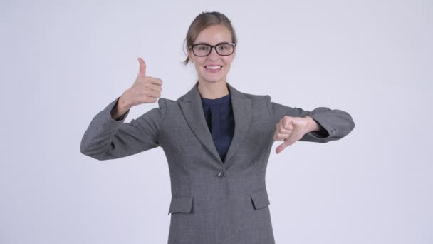 Young verward zakenvrouw kiezen tussen duimen omhoog en de duim omlaag — Stockvideo