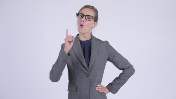 Young angry businesswoman pointing finger and talking — Stock Video