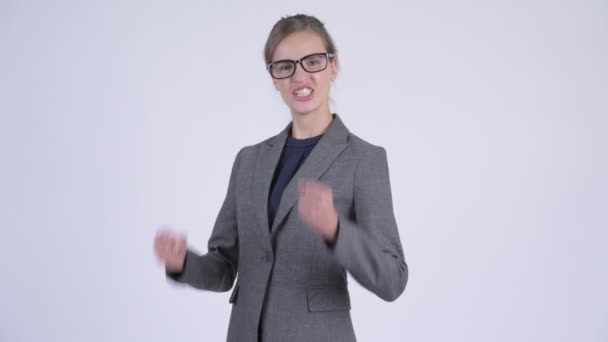 Jovem mulher de negócios feliz pronta para lutar — Vídeo de Stock