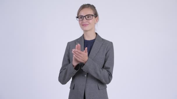 Joven feliz empresaria aplaudiendo de la mano — Vídeos de Stock