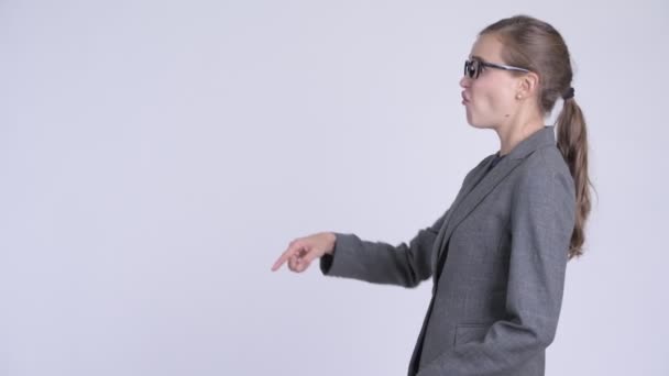 Perfil de la joven mujer de negocios enojada hablando y quejándose — Vídeo de stock