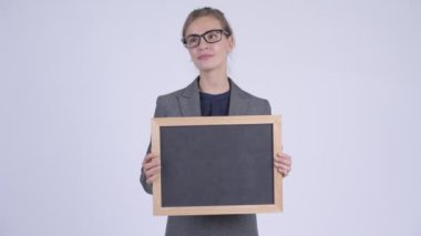 Blackboard tutarken düşünme genç mutlu işkadını