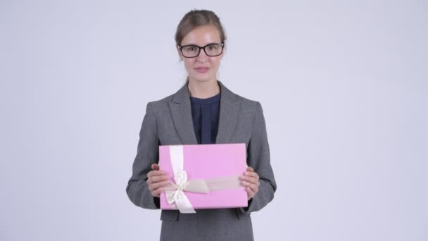 Joven mujer de negocios feliz dando caja de regalo — Vídeo de stock