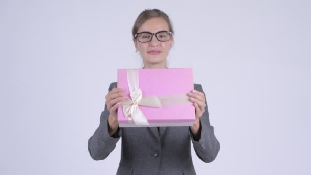 Молодая счастливая предпринимательница дарит подарочную коробку — стоковое видео