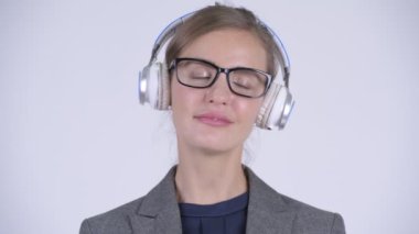 Gözleri kapalı müzik genç mutlu iş kadını yüzü