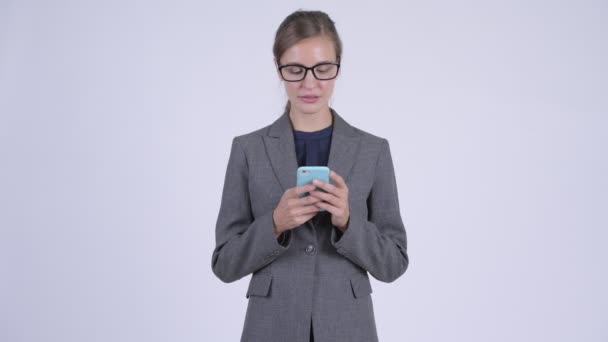 Jeune femme d'affaires heureuse utilisant le téléphone — Video