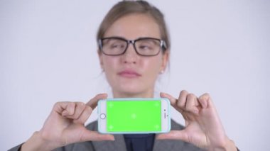 Telefon gösterilen süre düşünme genç mutlu iş kadını yüzü