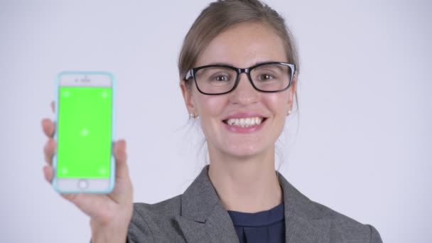 Rostro de joven feliz empresaria mostrando el teléfono — Vídeos de Stock