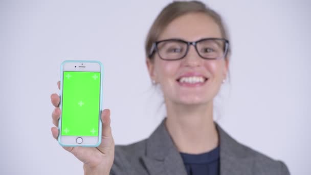 Rostro de joven feliz empresaria mostrando el teléfono — Vídeos de Stock