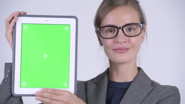 Rostro de joven mujer de negocios feliz mostrando tableta digital — Vídeo de stock