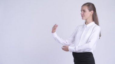 Genç mutlu hamile işkadını bir şeyler gösteriyor