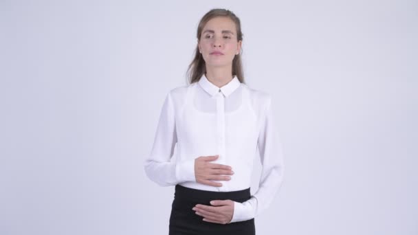 Unga vackra gravid affärskvinna tänkande och väntar — Stockvideo