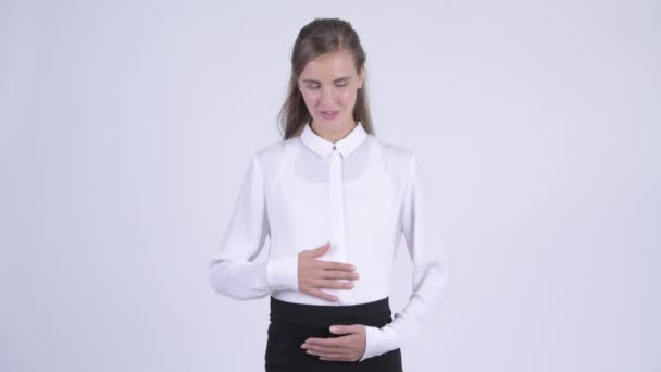 Jonge gelukkig zwangere zakenvrouw met gekruiste armen — Stockvideo