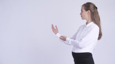 Genç mutlu hamile işkadını bir şeyler gösteriyor