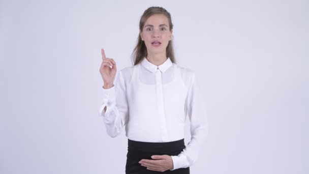 Junge glückliche schwangere Geschäftsfrau zeigt nach oben und redet — Stockvideo