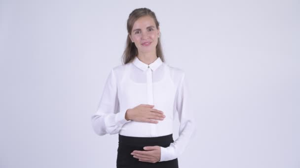 Молодая счастливая беременная деловая женщина подает большие пальцы вверх — стоковое видео