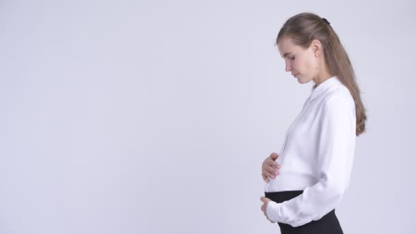 Perfil de la joven mujer de negocios embarazada feliz mirando hacia arriba — Vídeo de stock