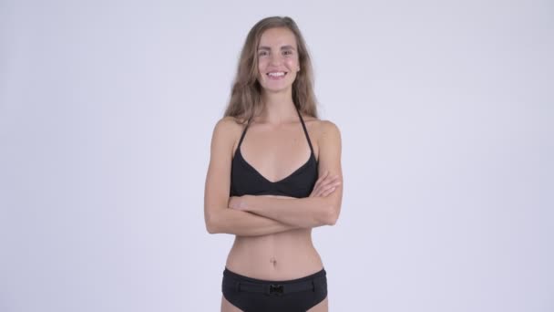 Glückliche junge schöne Frau im Bikini mit verschränkten Armen — Stockvideo