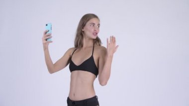 Arama ve telefon gösterilen bikini video mutlu genç güzel kadın