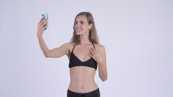 Szczęśliwy młody piękna kobieta w bikini biorąc selfie — Wideo stockowe