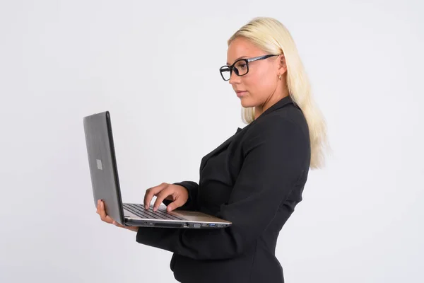Vue du profil de jeune femme d'affaires blonde utilisant un ordinateur portable — Photo