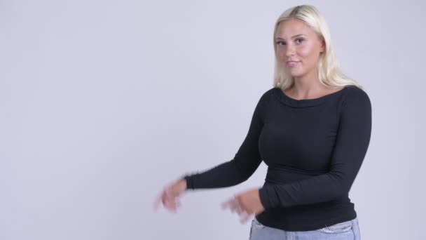 Mladá šťastné blond žena ukazovat prstem a ukazovat něco — Stock video