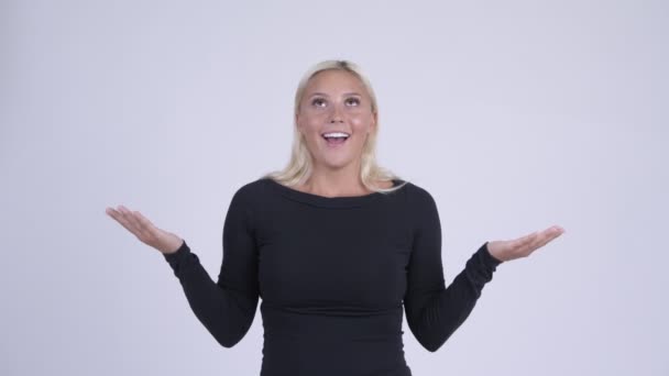 Junge glückliche blonde Frau fängt etwas — Stockvideo