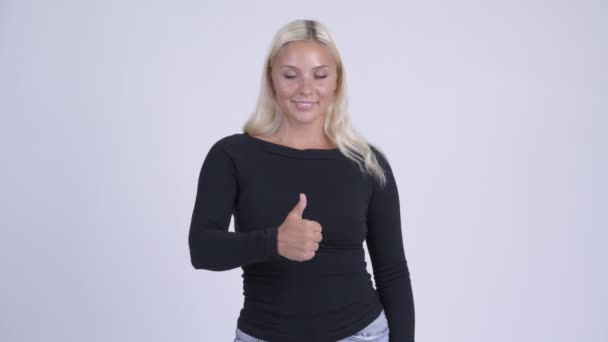 Jovem mulher loira feliz dando polegares para cima — Vídeo de Stock