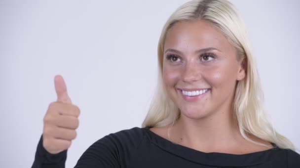 Gesicht der jungen glücklichen blonden Frau, die die Daumen nach oben gibt — Stockvideo