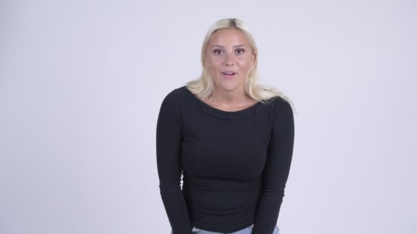 Unga glada blond kvinna får bra nyheter — Stockvideo