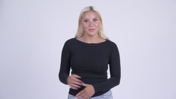 Joven mujer rubia feliz explicando algo — Vídeos de Stock