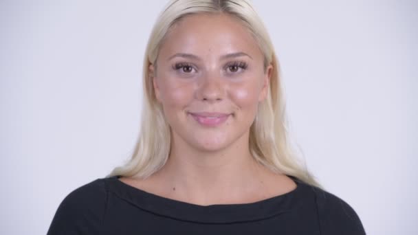 Rosto de jovem mulher loira feliz acenando cabeça sim — Vídeo de Stock