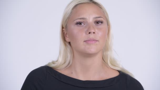 Ansikte av unga allvarliga blond kvinna nickande huvudet inte — Stockvideo