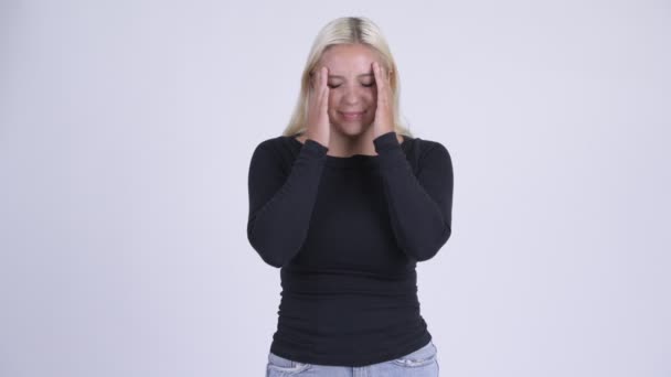 Fiatal szőke nő fejfájás hangsúlyozta — Stock videók