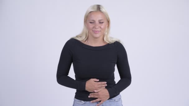 Jeune femme blonde stressée ayant des maux d'estomac — Video