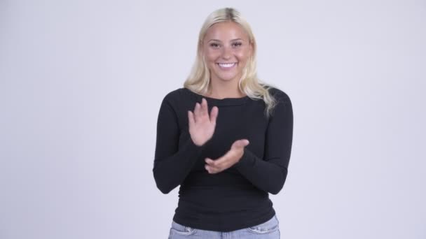 Joven mujer rubia feliz aplaudiendo de manos — Vídeo de stock