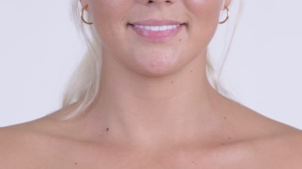 Glimlach van jonge blonde vrouw shirtless — Stockvideo