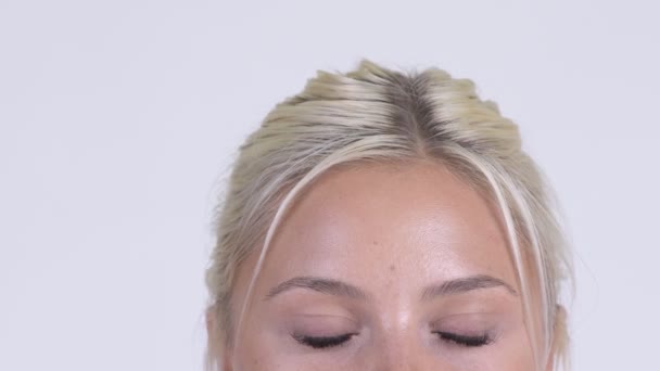 Ögon av unga vackra blonda kvinnan tänker — Stockvideo