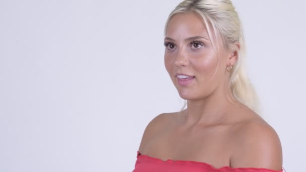 Rostro de joven hermosa rubia siendo entrevistada — Vídeo de stock