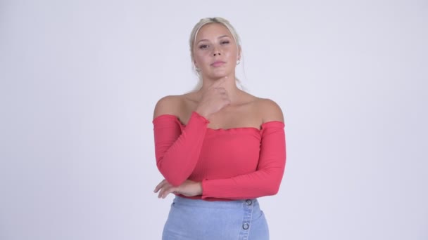 Young beautiful blonde woman thinking and looking up — Stock Video