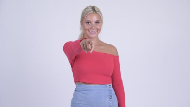 Happy young beautiful blonde woman pointing at camera — Stock Video