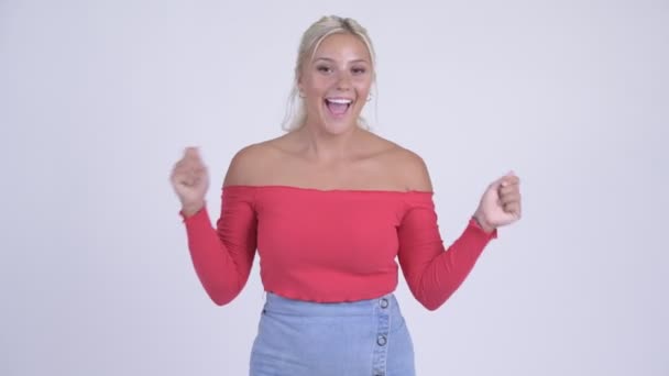 Gelukkig jonge mooie blonde vrouw op zoek naar enthousiast terwijl het geven van duimen omhoog — Stockvideo