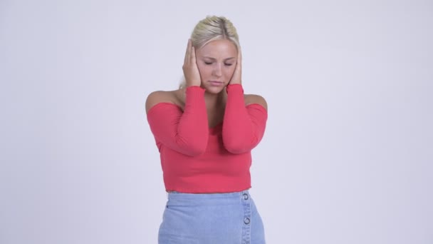 Jonge benadrukt blonde vrouw die betrekking hebben op oren van lawaai — Stockvideo