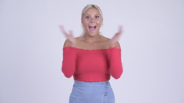 Šťastná Mladá krásná blondýnka hledá překvapený — Stock video