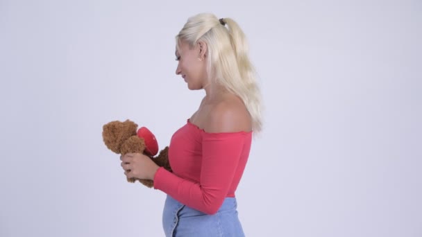 Oyuncak ayı Sevgililer günü için uzağa götürülüyor genç güzel sarışın kadınla — Stok video