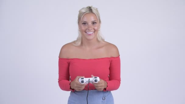 Happy young beautiful blonde woman playing games — Stock Video